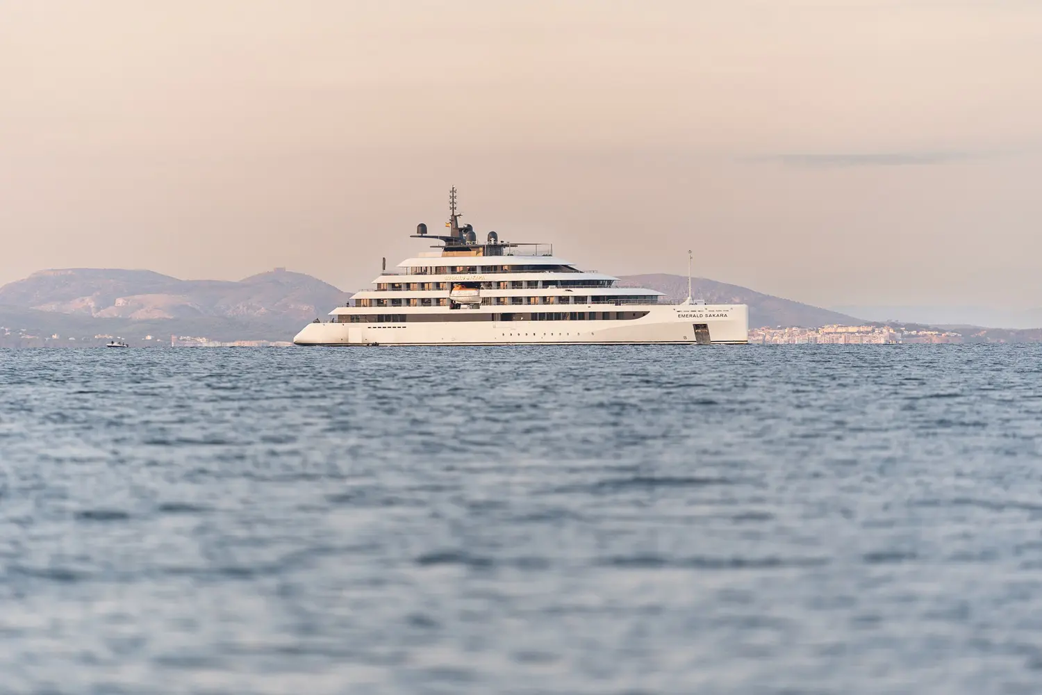 Emerald Sakara, Roses